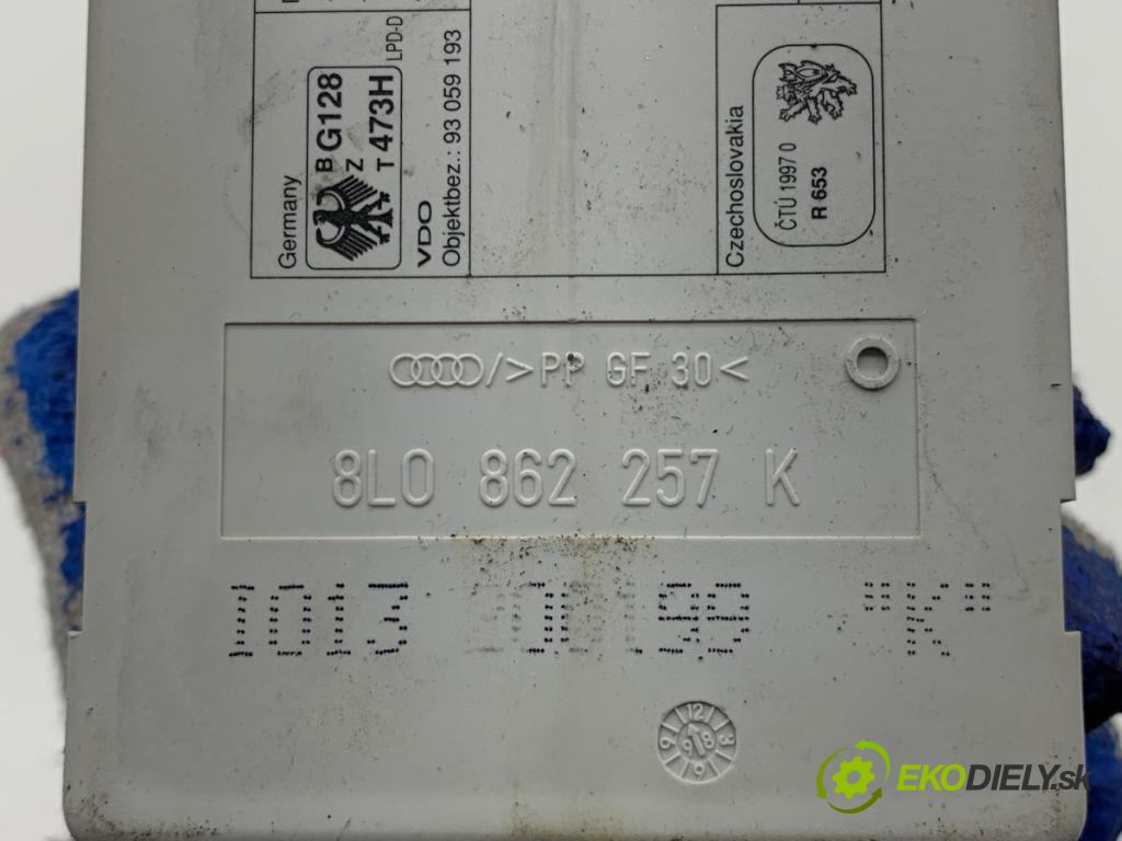 AUDI A3 8L liftback 1999 92 kW 1.8 1781 motorek centrálního zámku 8L0862257K (Řídicí jednotka centrálního zamykání)