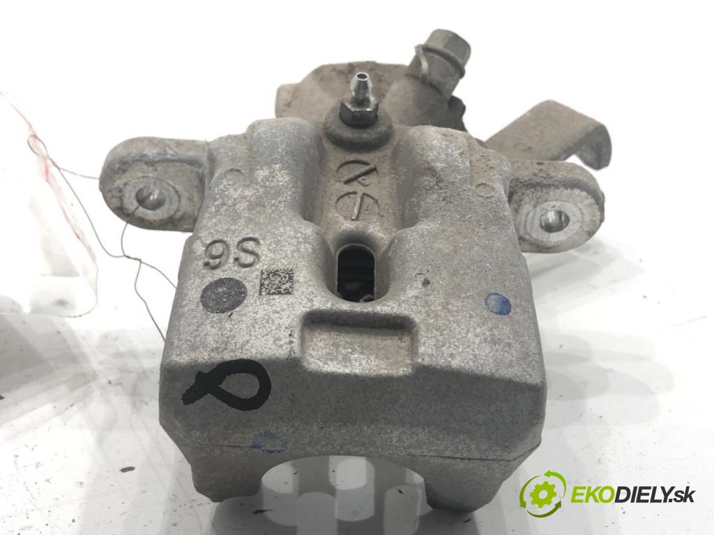 SUZUKI SX4 liftback 2021 95 kW 1.4 Hybrid (Mild Hybrid) (AKK 414) 1373 brzdič třmen pravý zadní část 