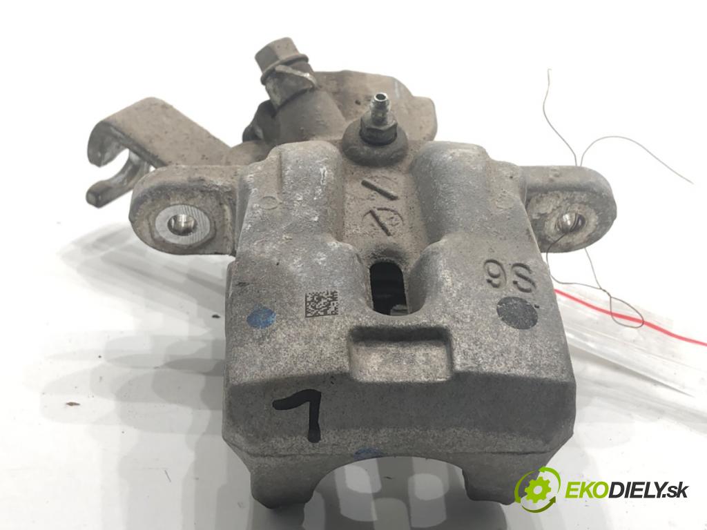 SUZUKI SX4 liftback 2021 95 kW 1.4 Hybrid (Mild Hybrid) (AKK 414) 1373 brzdič třmen levý zadní část 