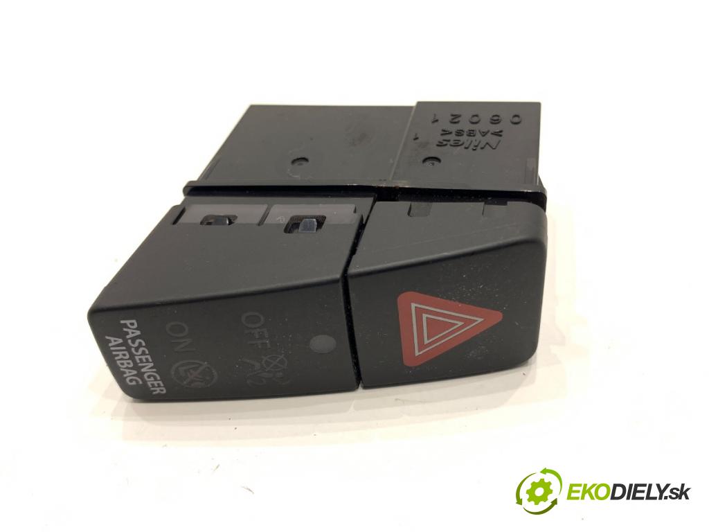 SUZUKI SX4 liftback 2021 95 kW 1.4 Hybrid (Mild Hybrid) (AKK 414) 1373 Spínač svetiel výstražných (núdzových)  (Prepínacie páčky pod volantom)