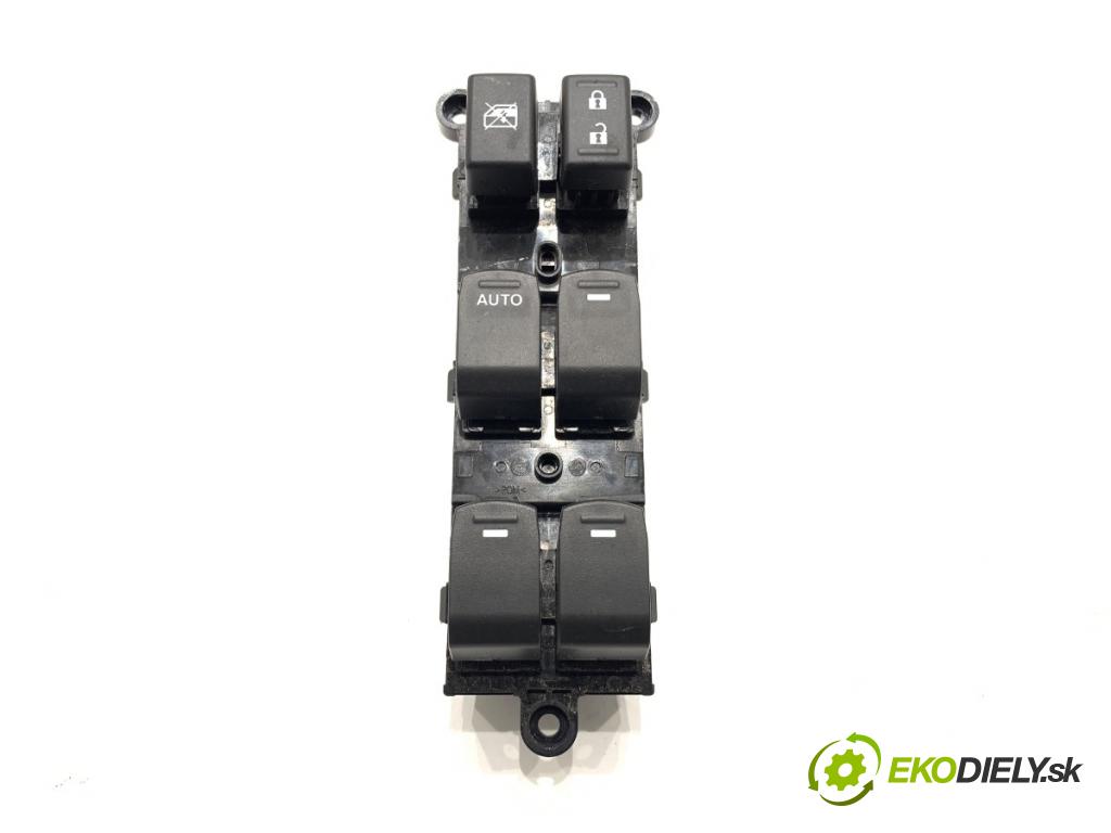 SUZUKI SX4 liftback 2021 95 kW 1.4 Hybrid (Mild Hybrid) (AKK 414) 1373 Prepínač okien  (Prepínacie páčky pod volantom)