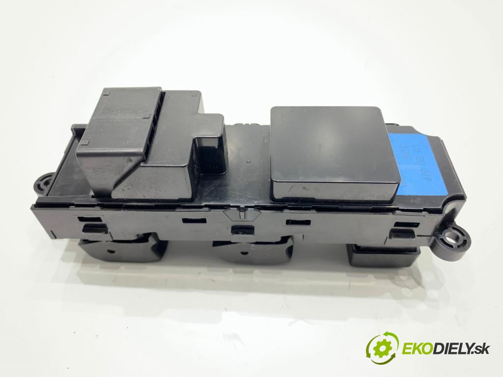 SUZUKI SX4 liftback 2021 95 kW 1.4 Hybrid (Mild Hybrid) (AKK 414) 1373 Prepínač okien  (Prepínacie páčky pod volantom)