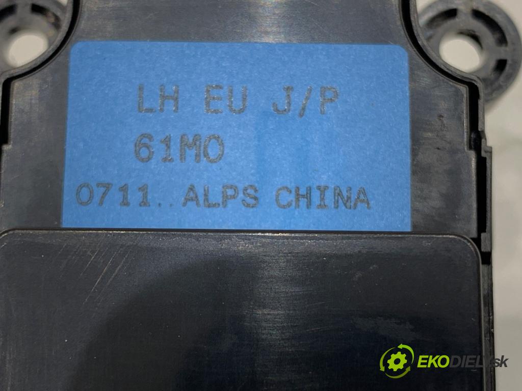 SUZUKI SX4 liftback 2021 95 kW 1.4 Hybrid (Mild Hybrid) (AKK 414) 1373 Prepínač okien  (Prepínacie páčky pod volantom)