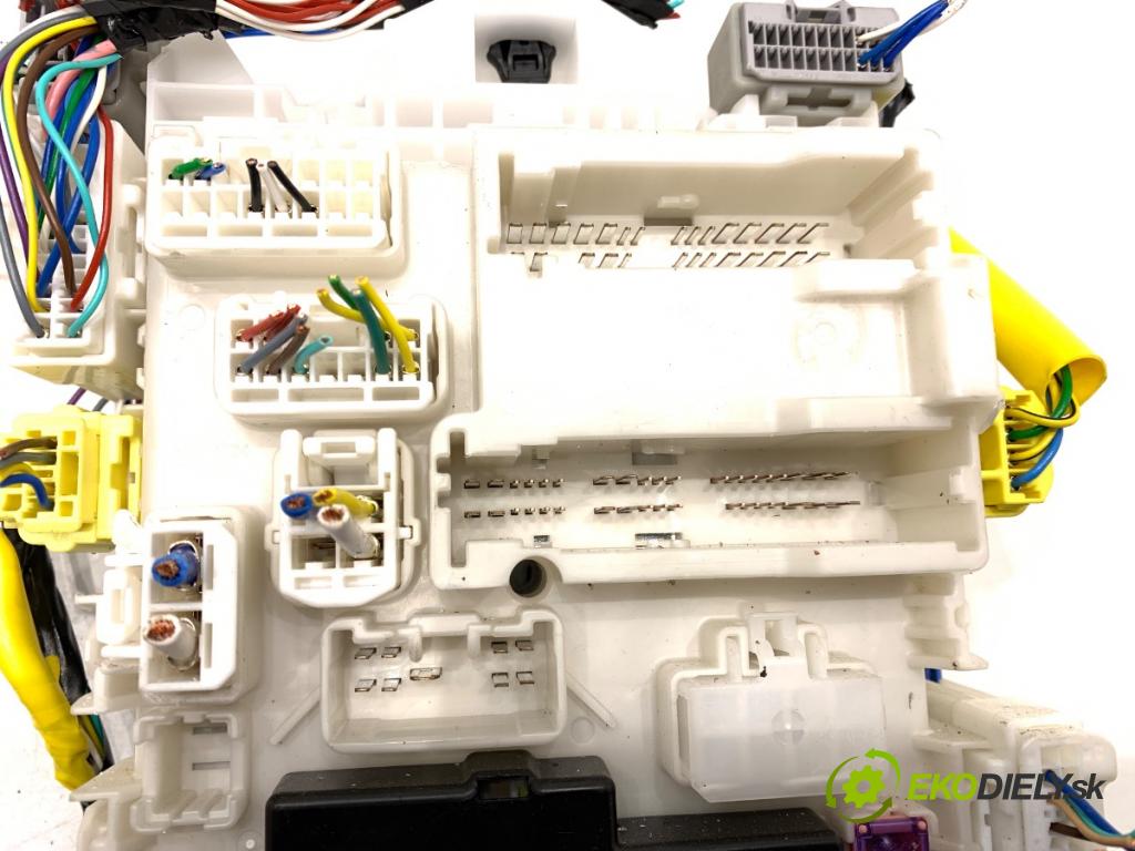 SUZUKI SX4 liftback 2021 95 kW 1.4 Hybrid (Mild Hybrid) (AKK 414) 1373 modul BSI AA1A-4881 (Pojistková skříňka)