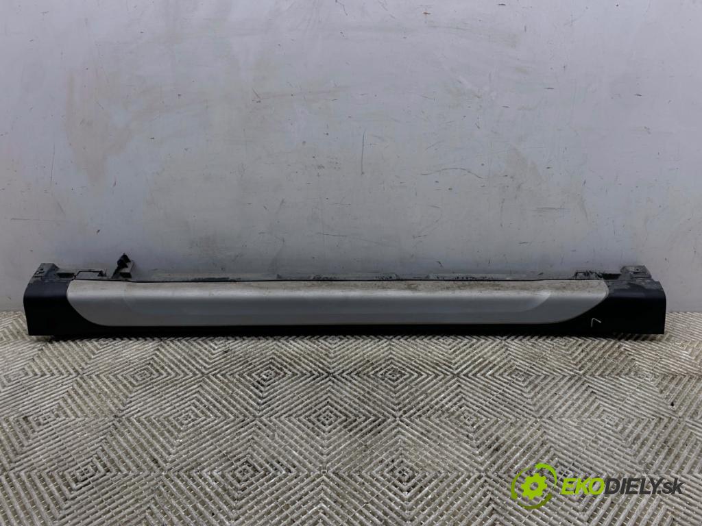SUZUKI SX4 liftback 2021 95 kW 1.4 Hybrid (Mild Hybrid) (AKK 414) 1373 lišta prahová levý 77242-61M
