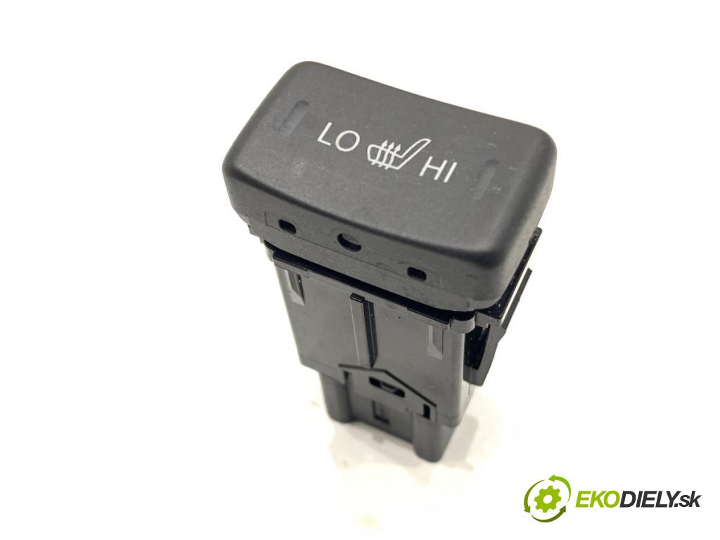 SUZUKI SX4 liftback 2021 95 kW 1.4 Hybrid (Mild Hybrid) (AKK 414) 1373 Prepínač ohrievania, vyhrievania sedačky  (Prepínacie páčky pod volantom)