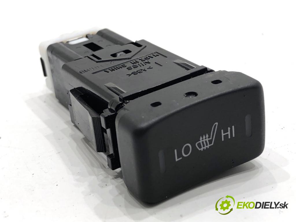 SUZUKI SX4 liftback 2021 95 kW 1.4 Hybrid (Mild Hybrid) (AKK 414) 1373 Prepínač ohrievania, vyhrievania sedačky  (Prepínacie páčky pod volantom)