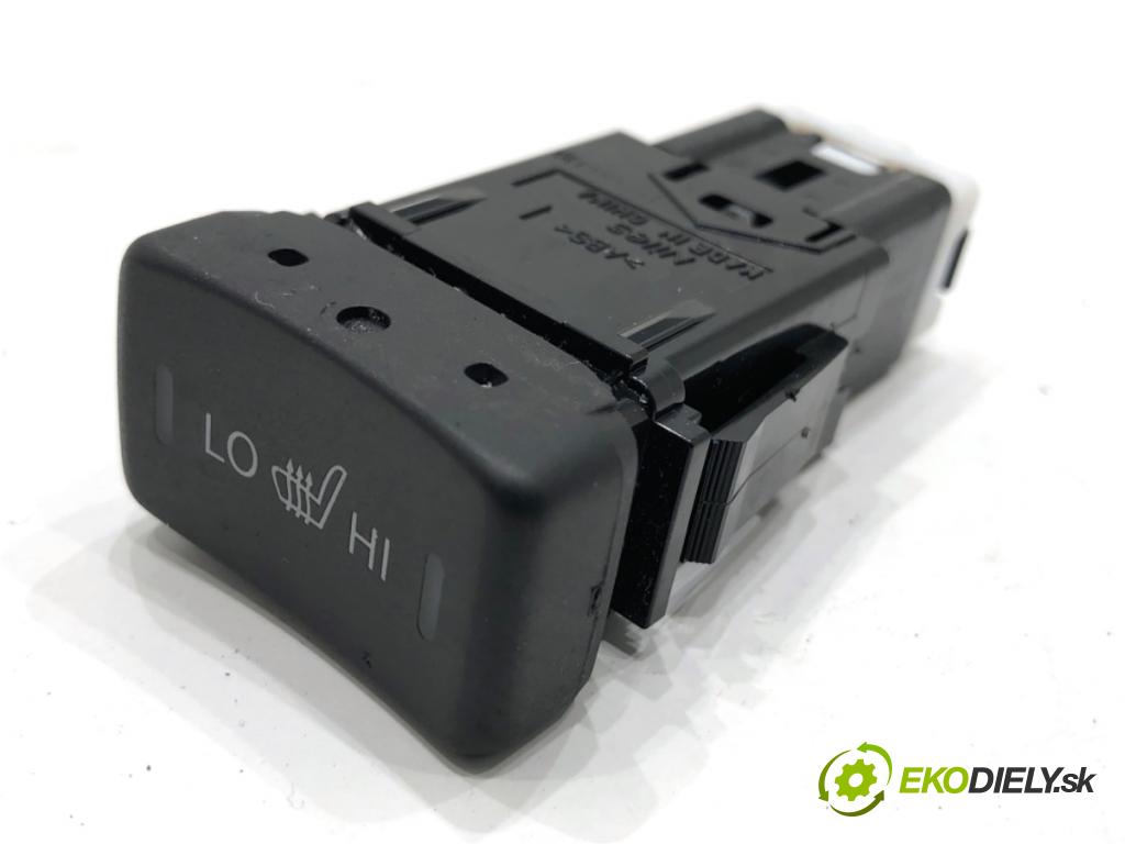 SUZUKI SX4 liftback 2021 95 kW 1.4 Hybrid (Mild Hybrid) (AKK 414) 1373 Prepínač ohrievania, vyhrievania sedačky  (Prepínacie páčky pod volantom)