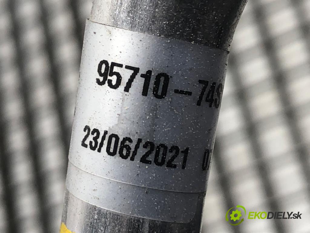 SUZUKI SX4 liftback 2021 95 kW 1.4 Hybrid (Mild Hybrid) (AKK 414) 1373 rúrka klimatizácie 95710-74S00 (Rúrka klimatizácie)