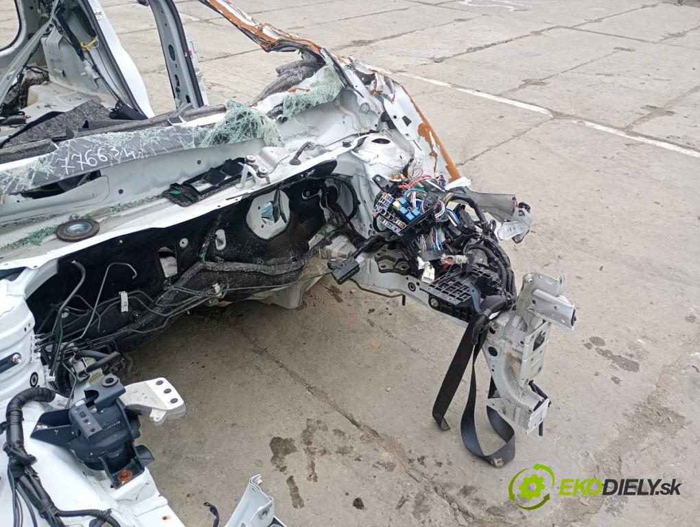 SUZUKI SX4 liftback 2021 95 kW 1.4 Hybrid (Mild Hybrid) (AKK 414) 1373 karoséria ČTVRŤÁK: Blatník zad ľavy pravy prah strecha PODŁUŻNICA ľavy pravy