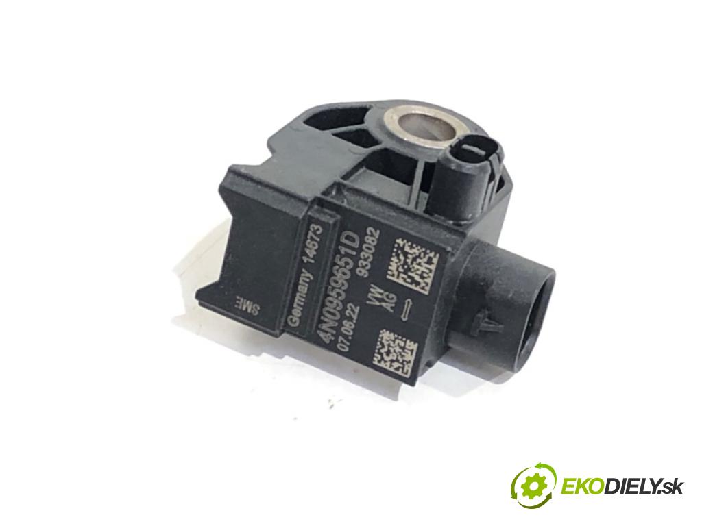 AUDI A7 C8 liftback 2023 195 kW 45 TFSI Mild Hybrid quattro 1984 Snímač nárazu 4N0959651D (Snímač nárazu)