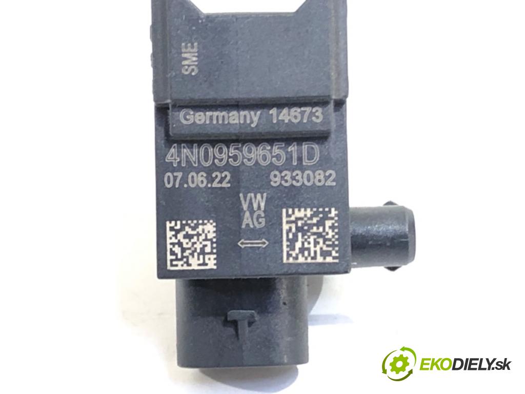 AUDI A7 C8 liftback 2023 195 kW 45 TFSI Mild Hybrid quattro 1984 Snímač nárazu 4N0959651D (Snímač nárazu)