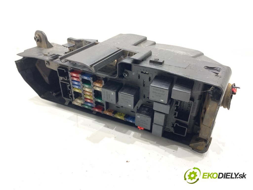 VOLVO V70 II Kombi 2000 147 kW 2.4 T AWD 2435 skříňka poistková 9494210 (Pojistková skříňka)