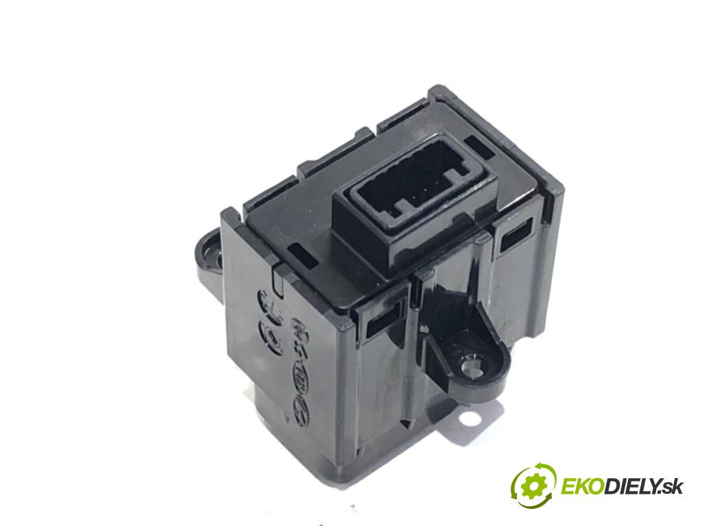 HYUNDAI KONA SUV 2022 146 kW 1.6 T-GDi 4WD 1598 Spínač svetiel výstražných (núdzových) 93790-J9AA0 (Prepínacie páčky pod volantom)