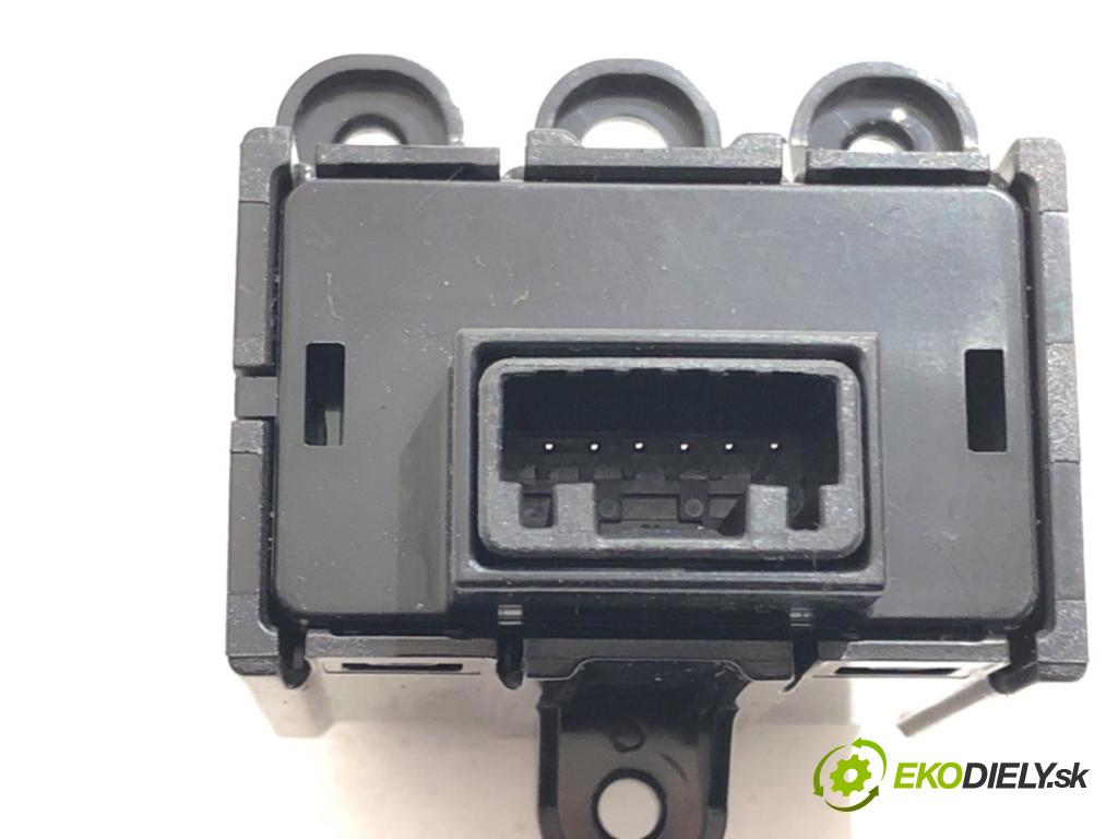 HYUNDAI KONA SUV 2022 146 kW 1.6 T-GDi 4WD 1598 Spínač svetiel výstražných (núdzových) 93790-J9AA0 (Prepínacie páčky pod volantom)