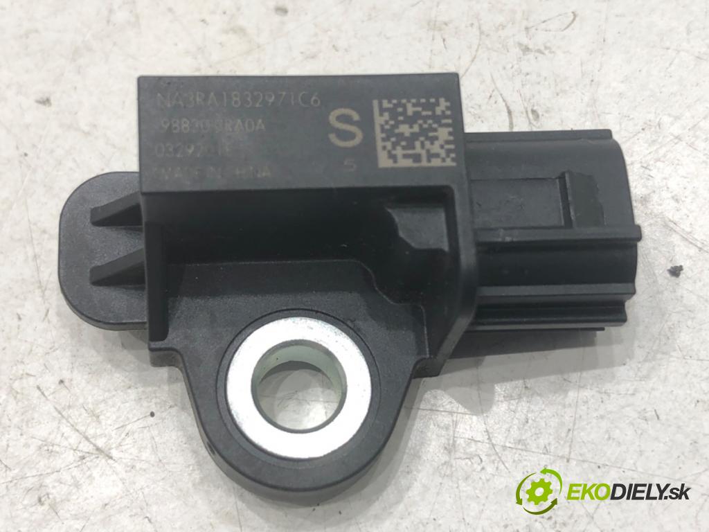 NISSAN QASHQAI J11 SUV 2018 85 kW 1.2 DIG-T 1197 Snímač nárazu 988303RA0A (Snímač nárazu)