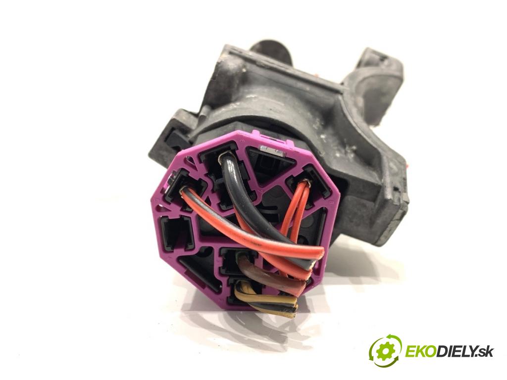 AUDI A6 C5 sedan 2001 110 kW 1.8 T quattro 1781 spinačka 4B0905851C (Spínacia skrinka)