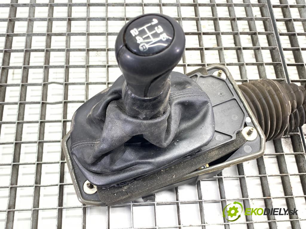 AUDI A6 C5 sedan 2001 110 kW 1.8 T quattro 1781 Kulisa 4B0711025E (Rýchlostná páka (kulisa))