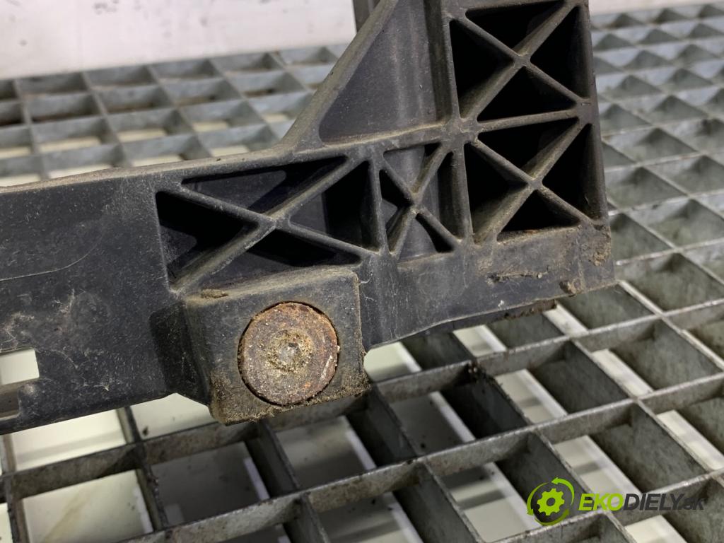 MAZDA 2 DE liftback 2008 63 kW 1.3 (DE3FS) 1349 držák přední část  (Přední výztuha)