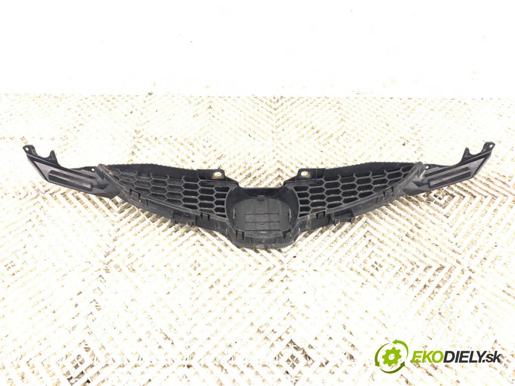 MAZDA 2 DE liftback 2008 63 kW 1.3 (DE3FS) 1349 mřížka maska D65150711 (Přední mřížka (maska chladiče))