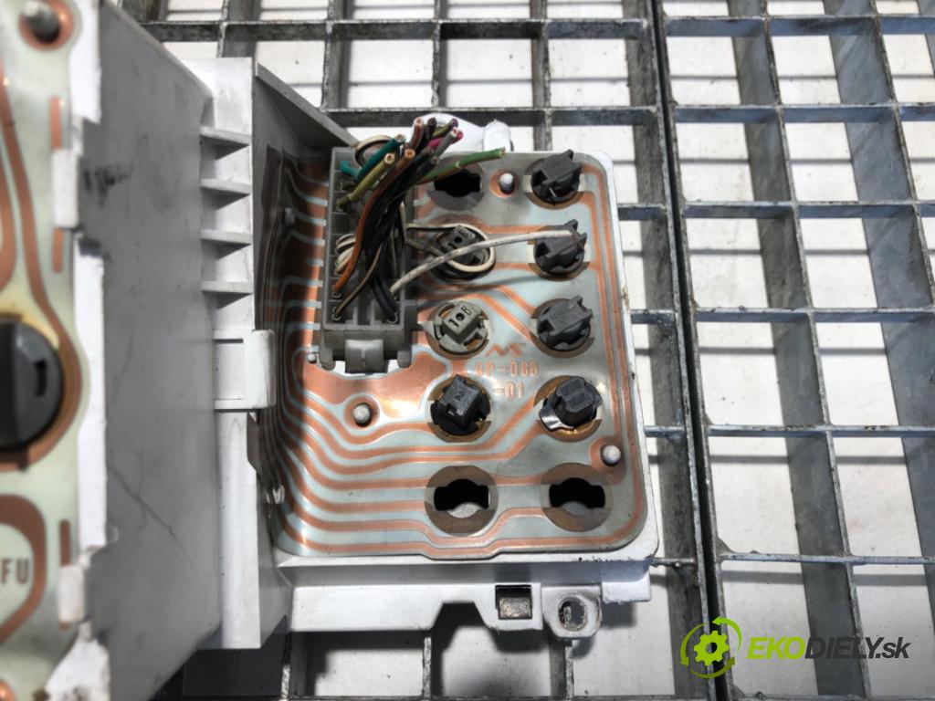 JEEP CHEROKEE XJ samochód terenowy zamknięty 1994 135 kW 4.0 i 3964 Prístrojovka 56007148 (Prístrojová doska)