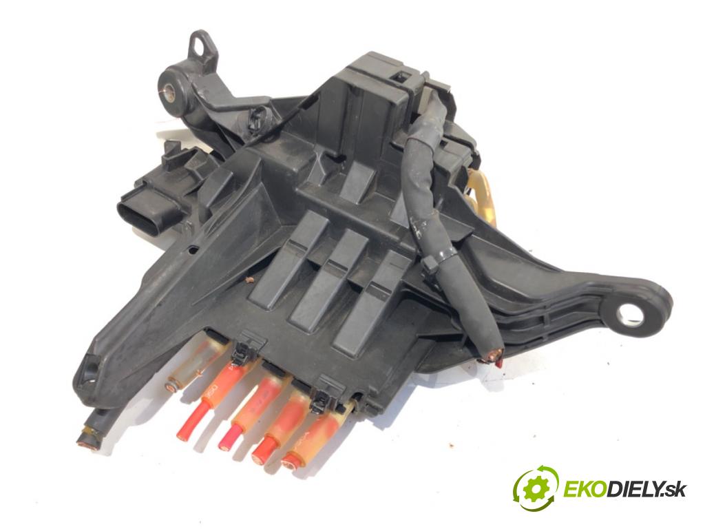 MERCEDES-BENZ GLC SUV 2020 143 kW 220 d 4-matic (253.915) 1950 skříňka poistková A2135403539 (Pojistková skříňka)