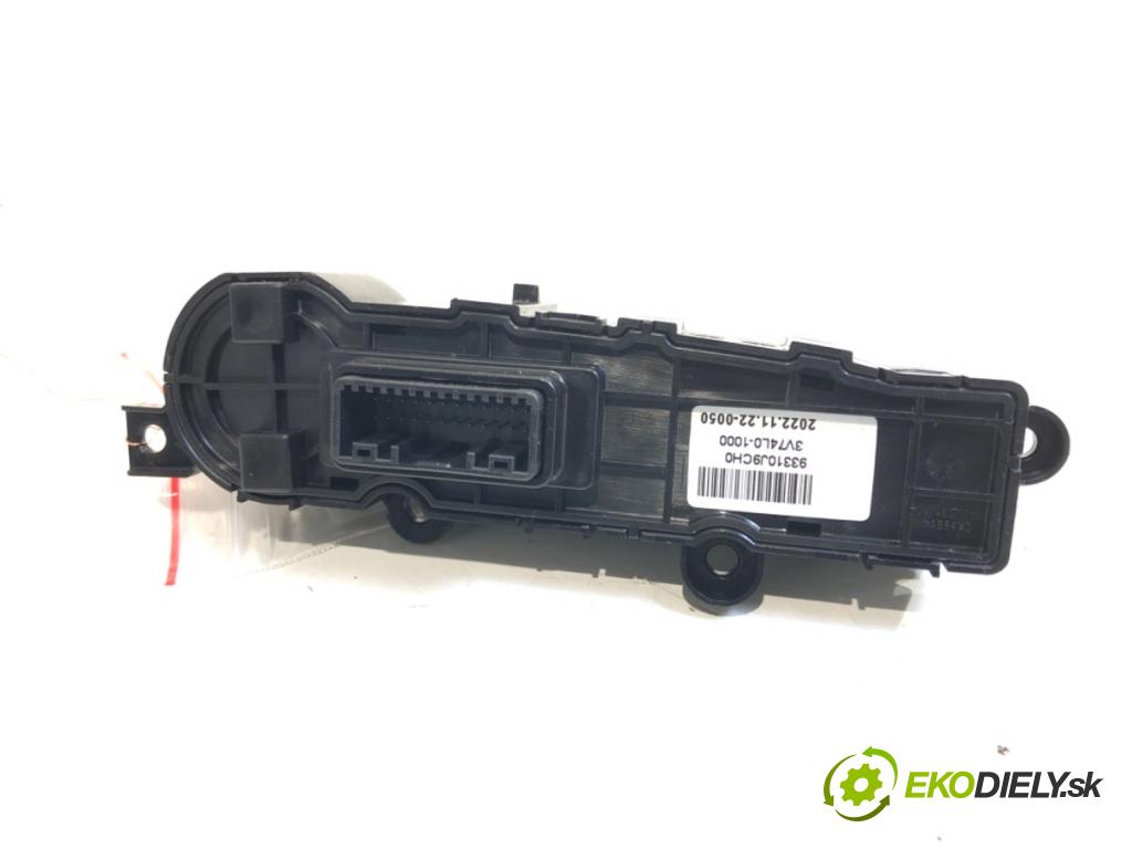 HYUNDAI KONA SUV 2022 146 kW 1.6 T-GDi 4WD 1598 Panel Prepínač vyhrievania sedačky volantu 93310J9CH0
