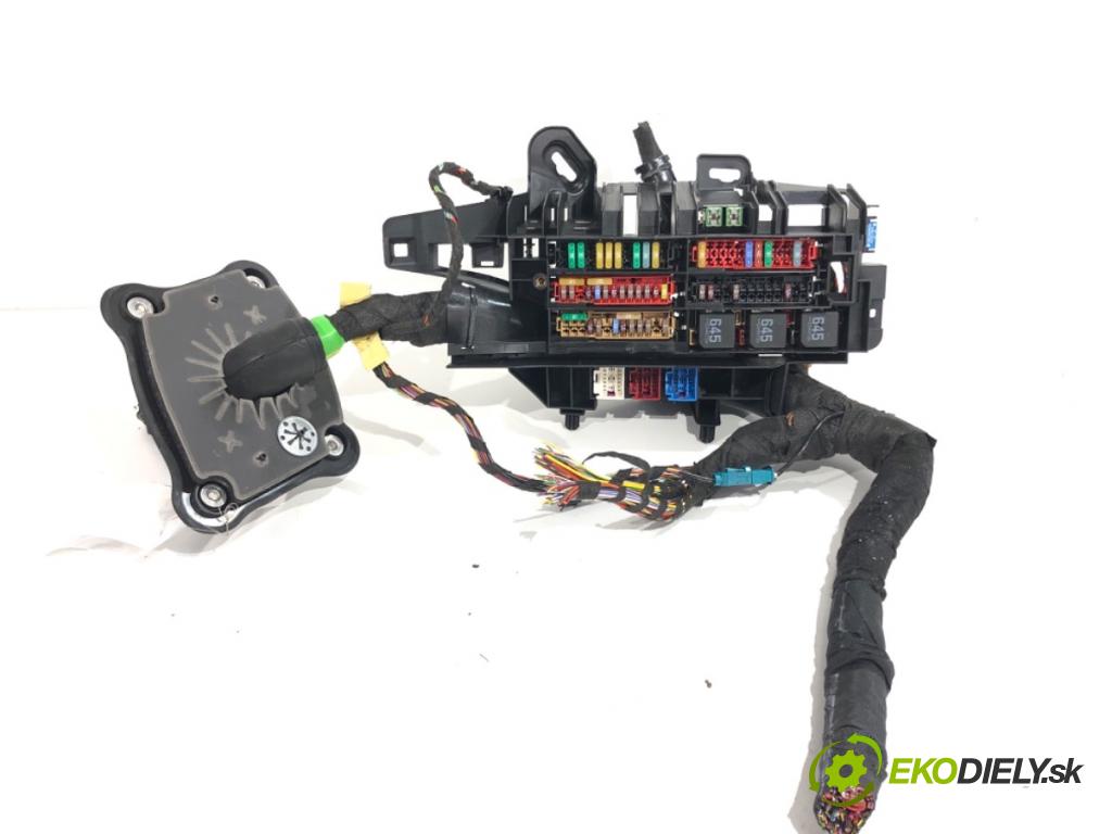 AUDI A4 B9 sedan 2024 110 kW 35 TFSI Mild Hybrid 1984 skříňka poistková 8W0971845AJ (Pojistková skříňka)