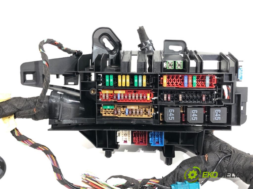 AUDI A4 B9 sedan 2024 110 kW 35 TFSI Mild Hybrid 1984 skříňka poistková 8W0971845AJ (Pojistková skříňka)