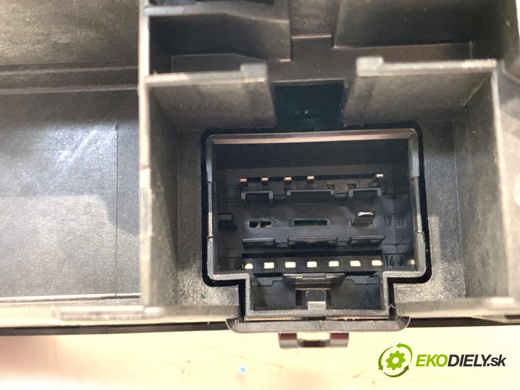 AUDI A4 B9 sedan 2024 110 kW 35 TFSI Mild Hybrid 1984 Prepínač kombinovaný 4N0907129PJ (Prepínacie páčky pod volantom)