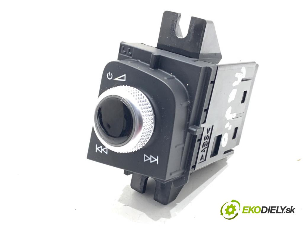 AUDI A4 B9 sedan 2024 110 kW 35 TFSI Mild Hybrid 1984 Panel ovládania radia 8W1919616D (Prepínacie páčky pod volantom)