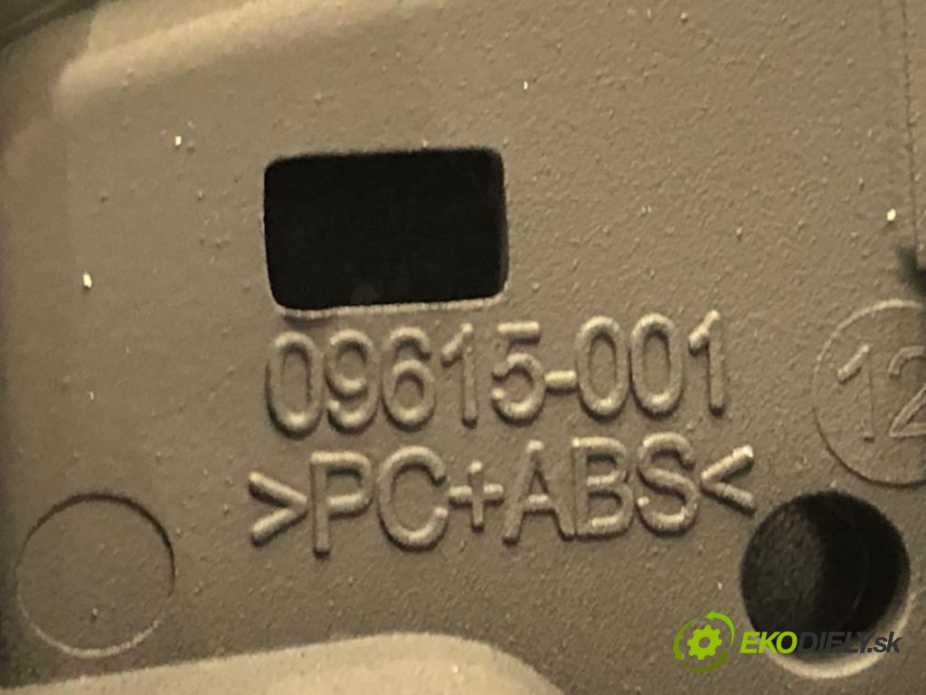 AUDI A4 B9 sedan 2024 110 kW 35 TFSI Mild Hybrid 1984 mří topení levý přední část 8W1820901B