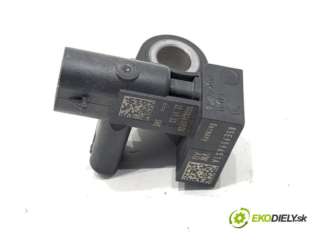 AUDI A4 B9 sedan 2024 110 kW 35 TFSI Mild Hybrid 1984 Snímač nárazu 85E959651A (Snímač nárazu)