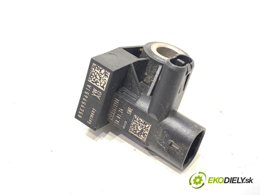 AUDI A4 B9 sedan 2024 110 kW 35 TFSI Mild Hybrid 1984 Snímač nárazu 85E959651A (Snímač nárazu)