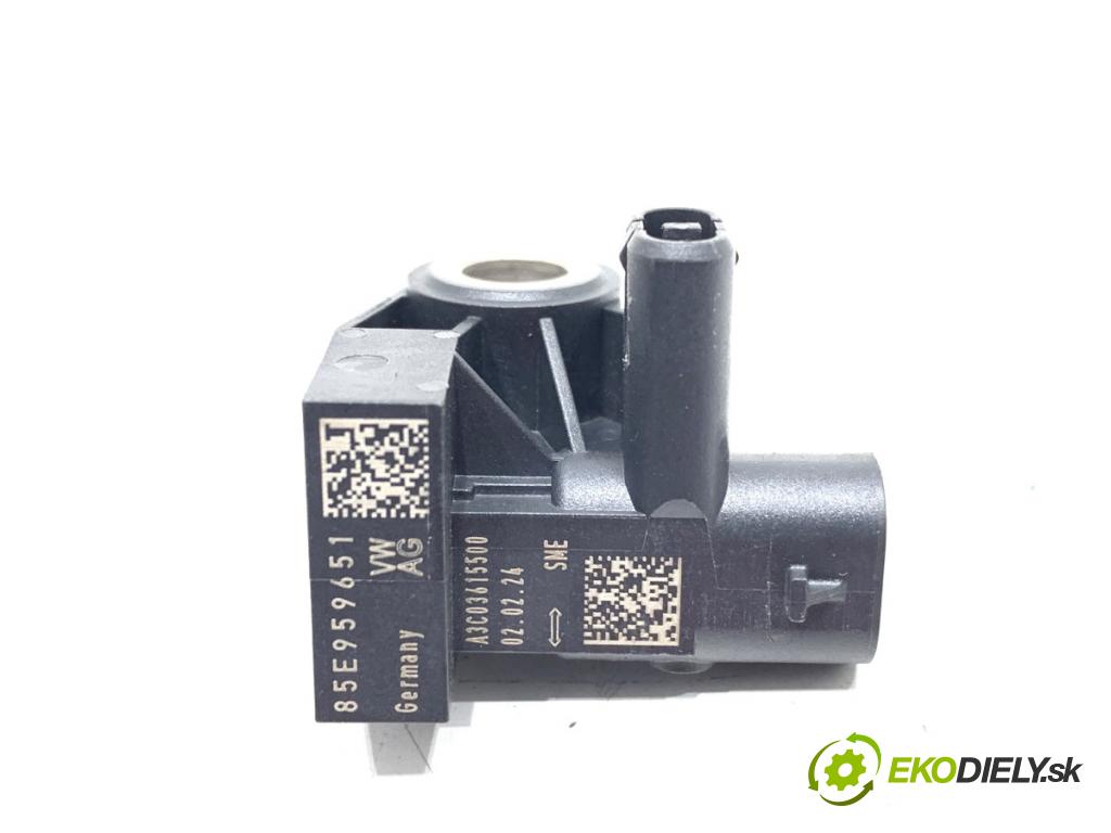 AUDI A4 B9 sedan 2024 110 kW 35 TFSI Mild Hybrid 1984 Snímač nárazu 85E959651 (Snímač nárazu)