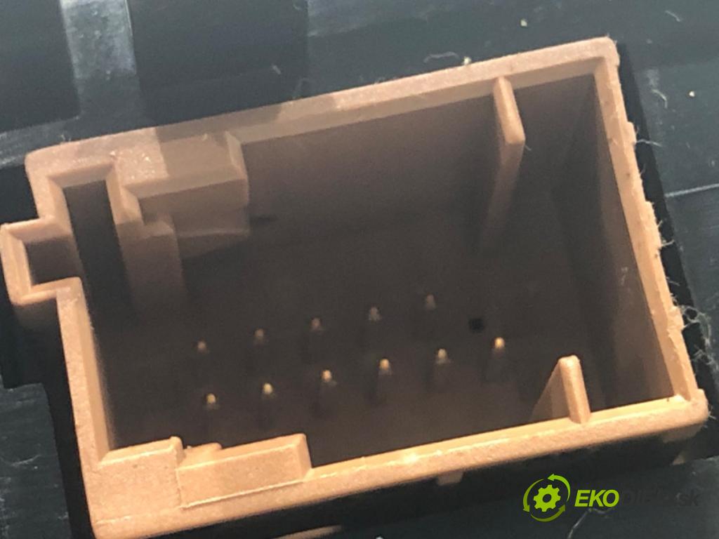 CITROEN C3 II liftback 2012 54 kW 1.4 1360 Panel ovládania kúrenia  (Prepínacie páčky pod volantom)