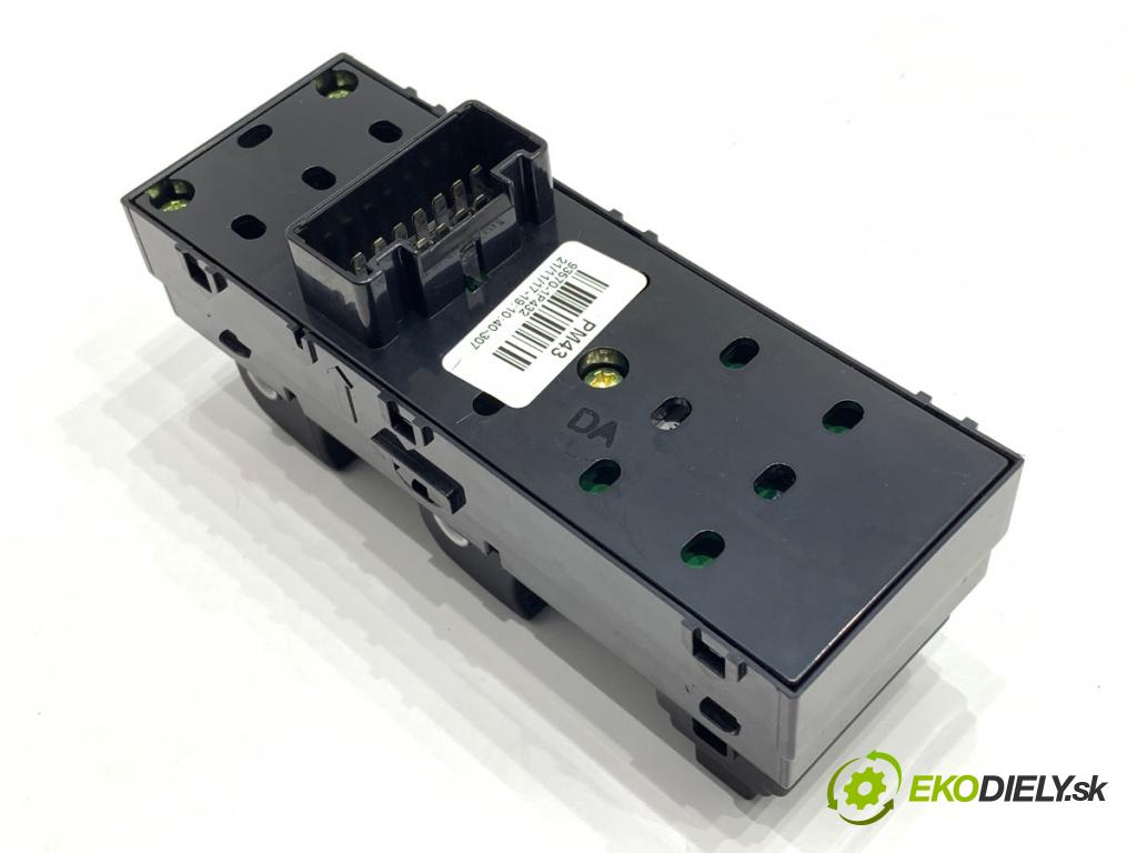 KIA VENGA liftback 2018 66 kW 1.4 CVVT 1396 Prepínač okien 93570-1P432 (Prepínacie páčky pod volantom)