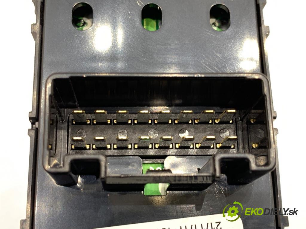 KIA VENGA liftback 2018 66 kW 1.4 CVVT 1396 Prepínač okien 93570-1P432 (Prepínacie páčky pod volantom)