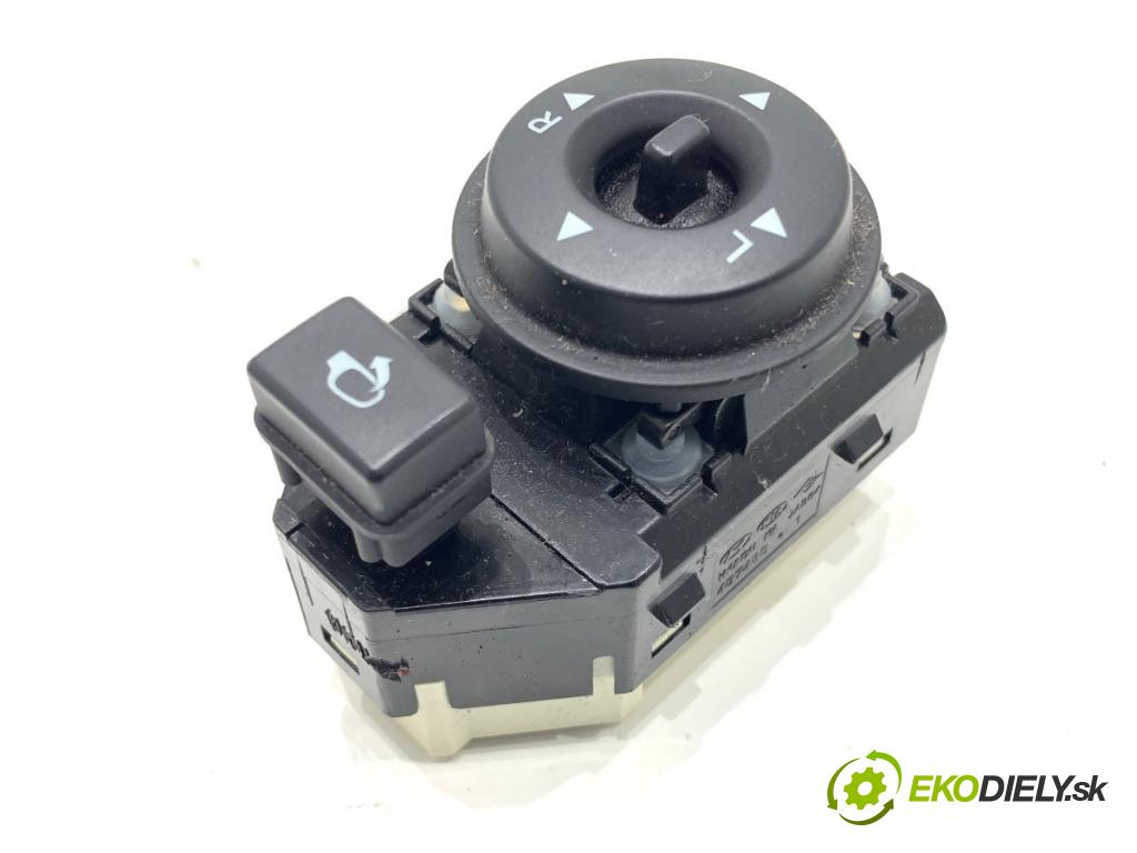 KIA VENGA liftback 2018 66 kW 1.4 CVVT 1396 Prepínač nastavenia spätných zrkadiel 457480 (Prepínacie páčky pod volantom)