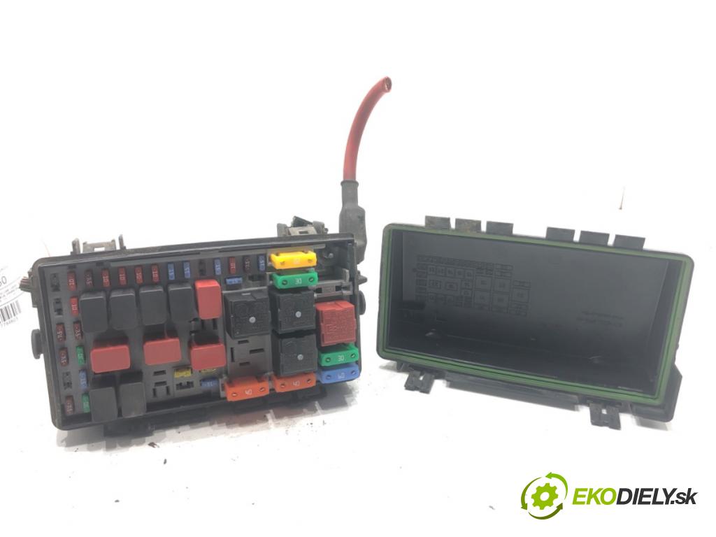 FIAT GRANDE PUNTO liftback 2008 57 kW 1.4 (199AXB11, 199AXB1A, 199BXB1A, 199AXL1A) 1368 skříňka poistková 51737884 (Pojistková skříňka)