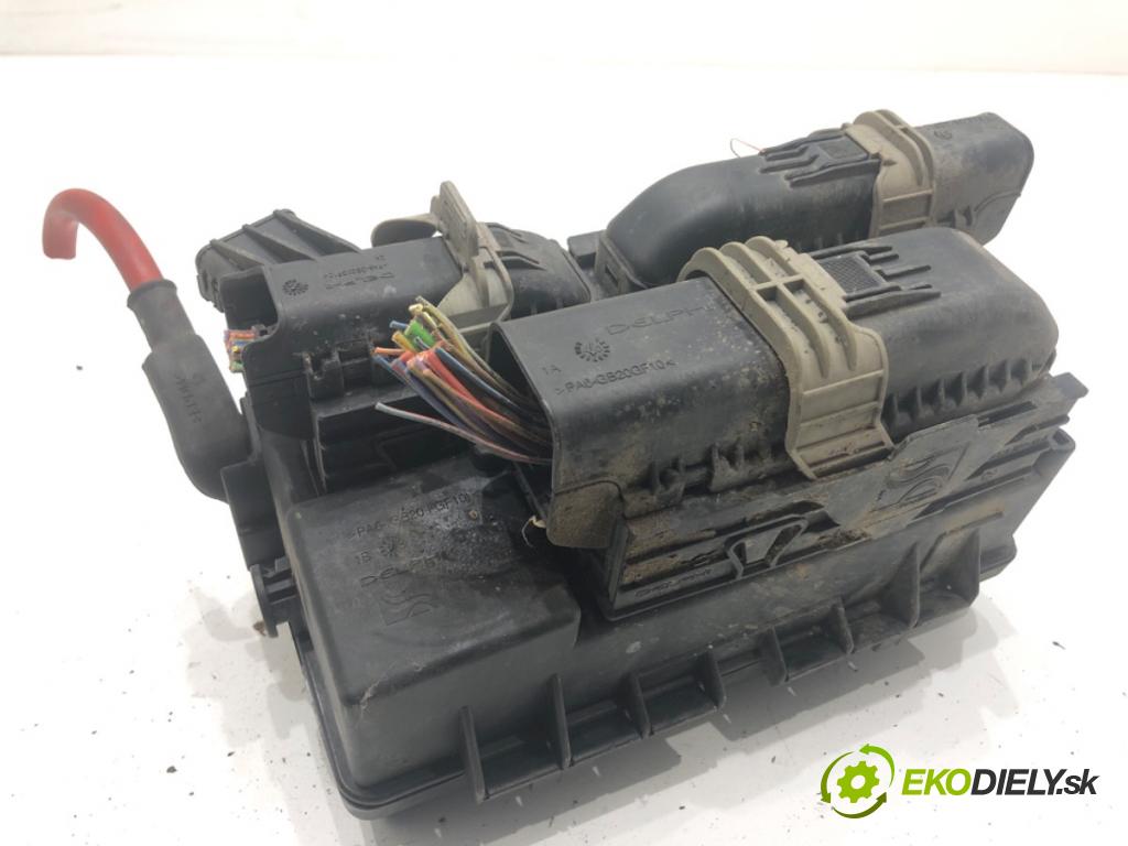 FIAT GRANDE PUNTO liftback 2008 57 kW 1.4 (199AXB11, 199AXB1A, 199BXB1A, 199AXL1A) 1368 skříňka poistková 51737884 (Pojistková skříňka)