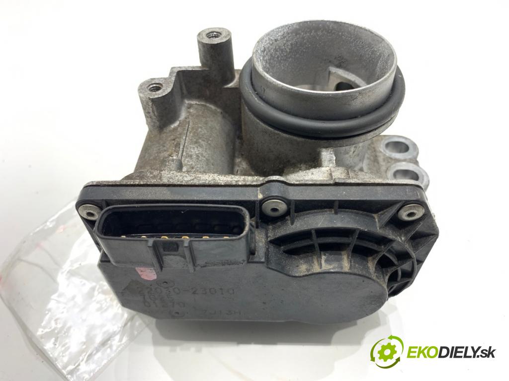 TOYOTA YARIS II liftback 2007 64 kW 1.3 VVT-i (SCP90_) 1298 Škrtiaca klapka 22030-23010 (Škrtiaca klapka)
