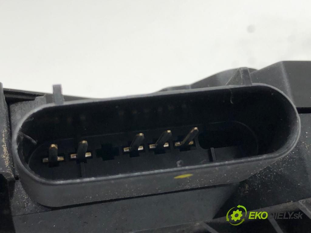 VOLVO V60 I Kombi 2014 133 kW D4 1969 zámok dveře pravý přední část 31301739