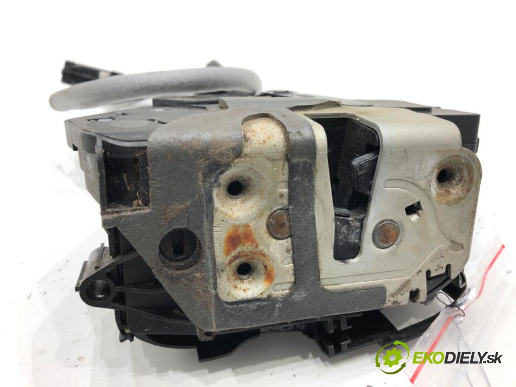 VOLVO V60 I Kombi 2014 133 kW D4 1969 zámok Dvere ľavy predný 31301737