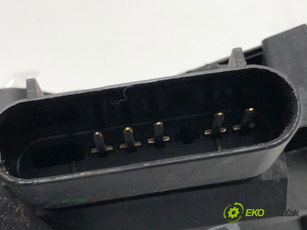 VOLVO V60 I Kombi 2014 133 kW D4 1969 zámok Dvere ľavy predný 31301737