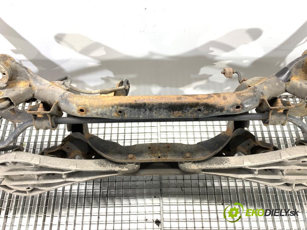 VOLVO V60 I Kombi 2014 133 kW D4 1969 výztuha zadní část