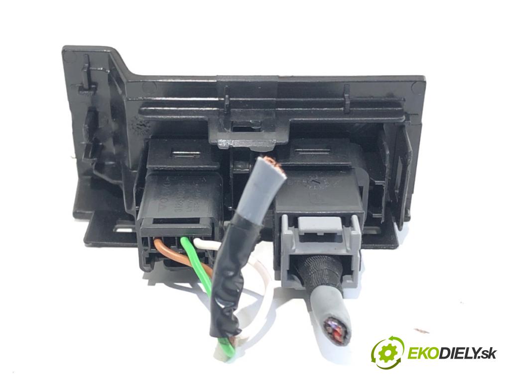 VOLVO V60 I Kombi 2014 133 kW D4 1969 HNÍZDO: USB 8M5T-19A164-VA