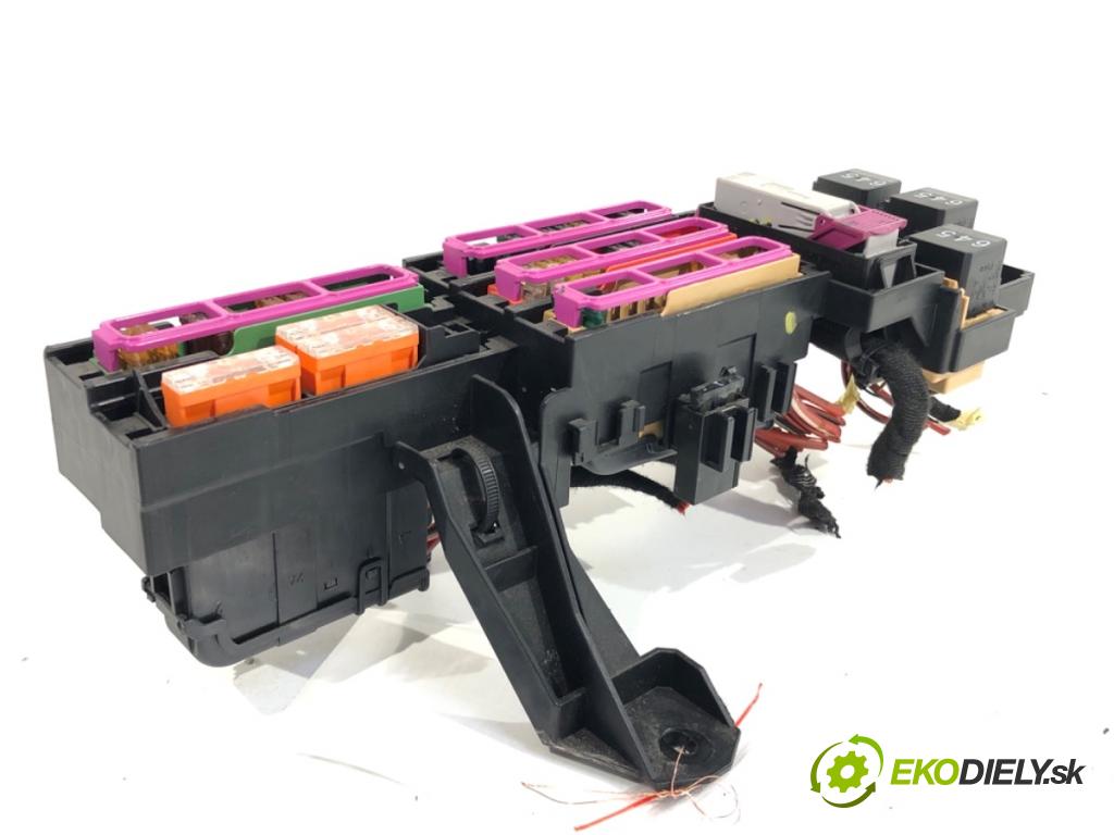 AUDI A6 C7 sedan 2013 150 kW 3.0 TDI quattro 2967 skříňka poistková 4G0971845A (Pojistková skříňka)