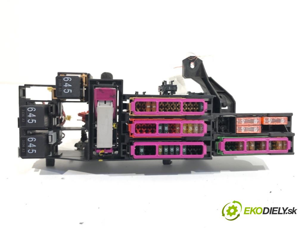 AUDI A6 C7 sedan 2013 150 kW 3.0 TDI quattro 2967 skříňka poistková 4G0971845A (Pojistková skříňka)