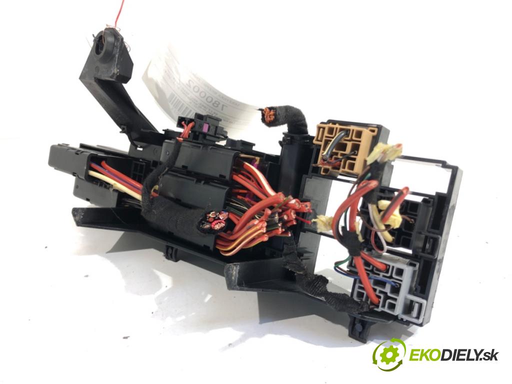 AUDI A6 C7 sedan 2013 150 kW 3.0 TDI quattro 2967 skříňka poistková 4G0971845A (Pojistková skříňka)